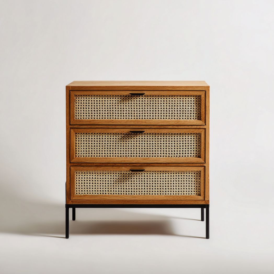 Commode brune à trois tiroirs avec façades en rotin et pieds en métal noir