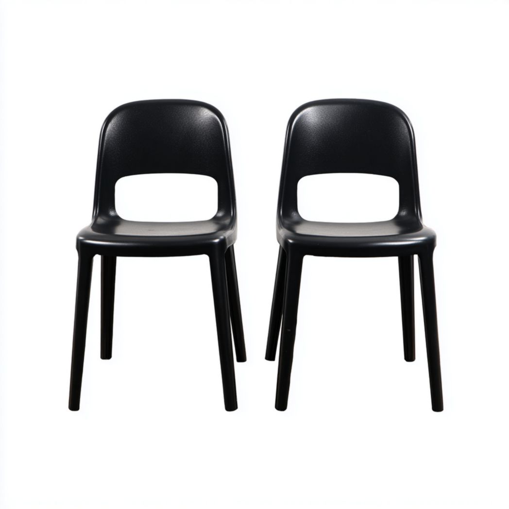 Lot de 2 chaises en plastique noir avec dossier ajouré