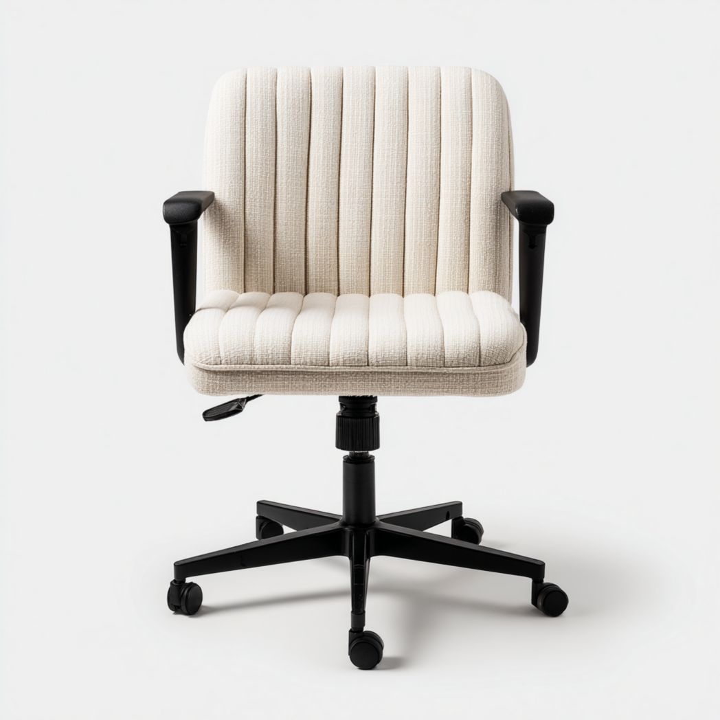 Fauteuil de bureau pivotant | Dossier et assise en tissu rayé blanc cassé, accoudoirs noirs et base à roulettes.