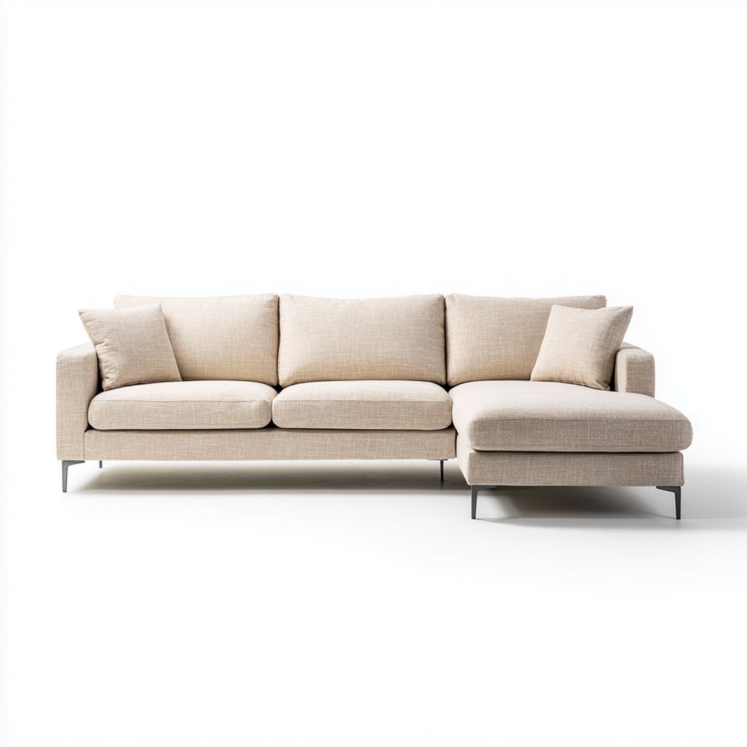Canapé d'angle en tissu blanc cassé, en forme de L, avec pieds en métal, et livré avec deux coussins.