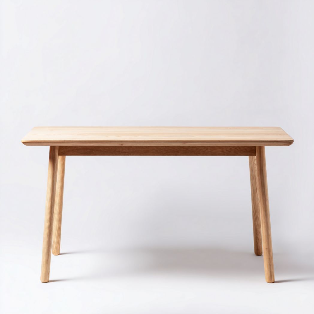 Bureau rectangulaire en bois couleur naturelle avec quatre pieds inclinés cylindriques