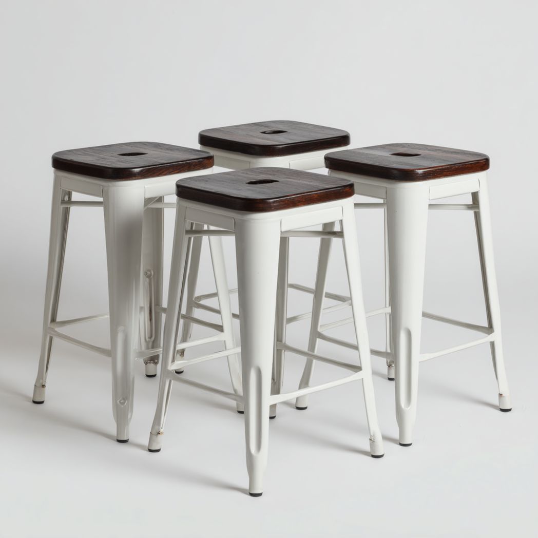 Un ensemble de quatre tabourets carrés en métal blanc avec assises en bois brun foncé.