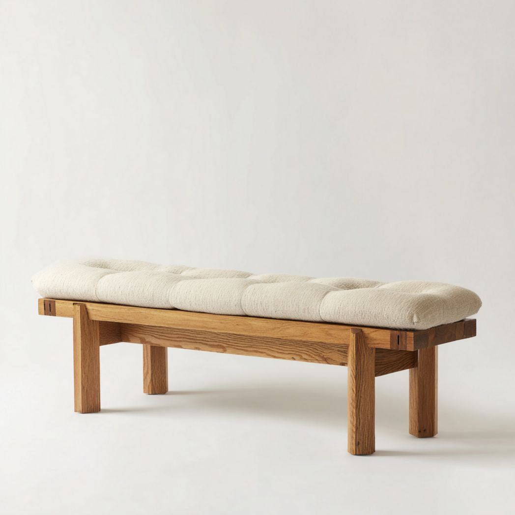Banc en tissu blanc cassé avec une structure en bois massif et des pieds droits.