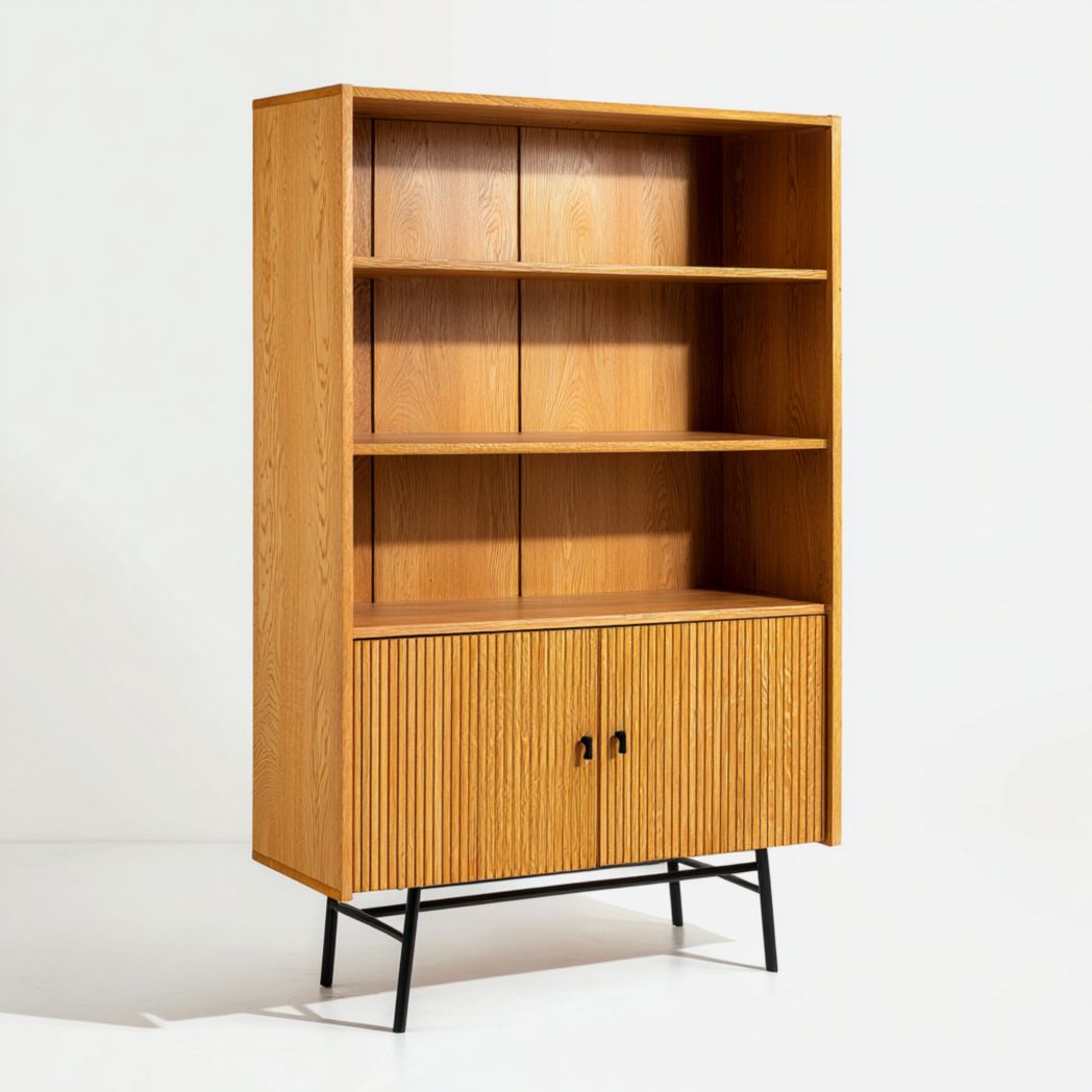 Bibliothèque en bois avec portes à lamelles et pieds en métal noir