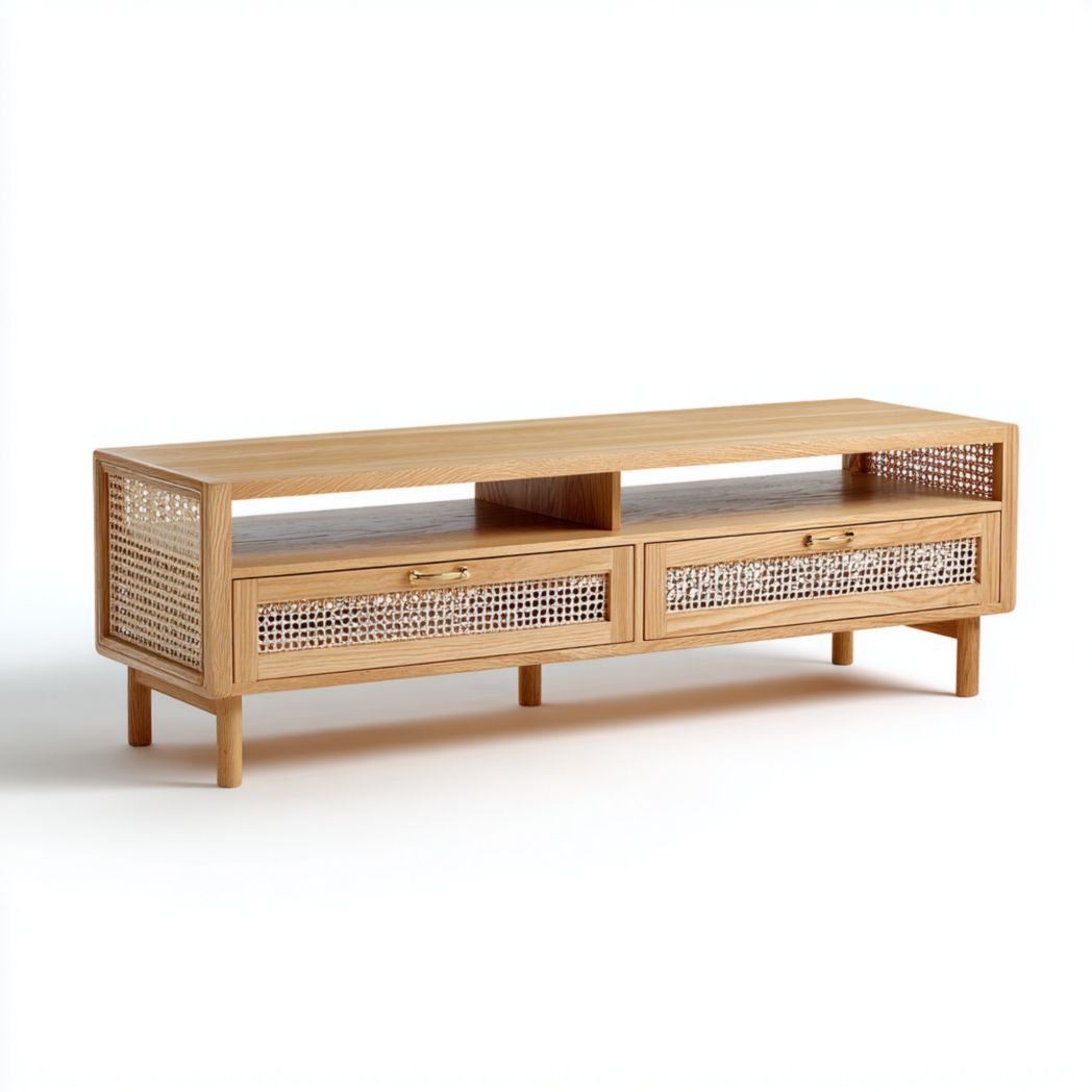 Meuble TV en bois naturel avec deux tiroirs en rotin et des étagères ouvertes.