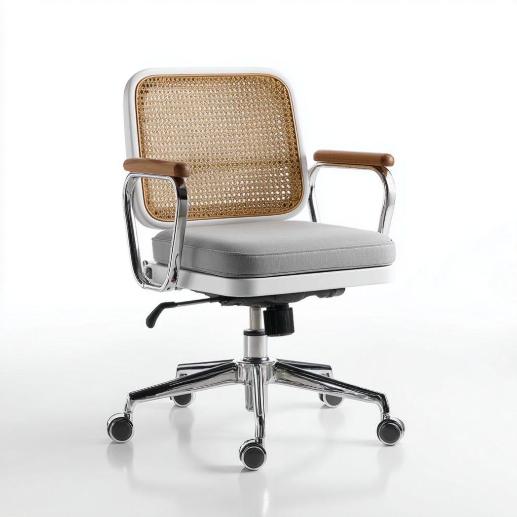 Chaise de bureau pivotante | assise gris clair · dossier en rotin · accoudoirs métalliques avec manchettes en bois · base à 5 roulettes