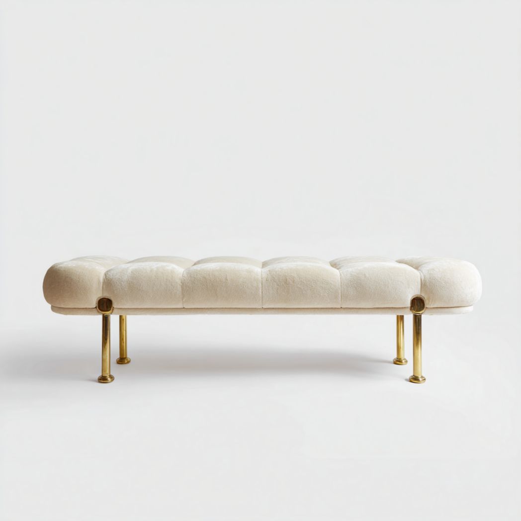 Un banc en tissu beige avec des pieds en métal doré.