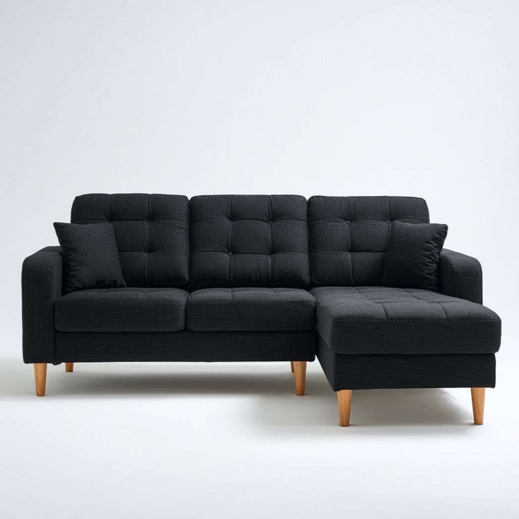 Canapé d'angle en tissu noir, forme en L, pieds en bois, avec deux coussins