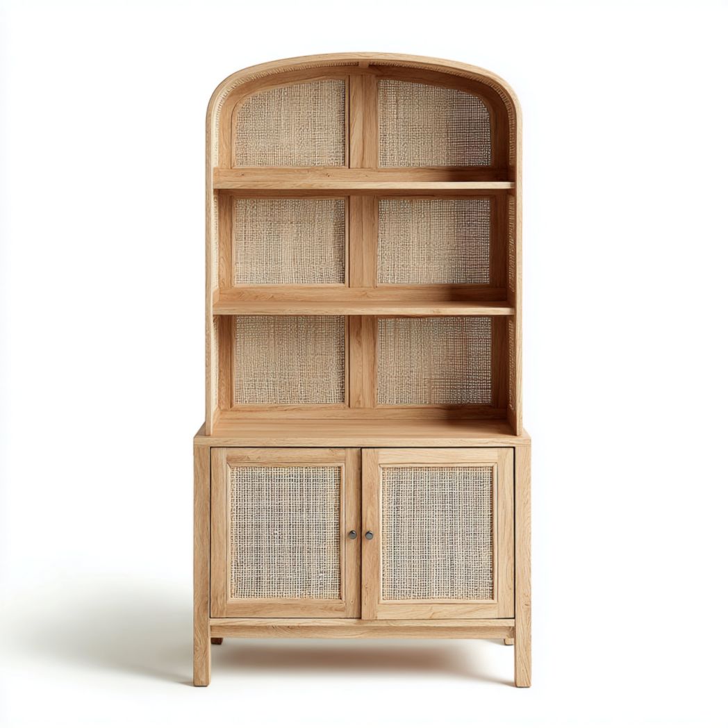 Bibliothèque en bois de couleur naturelle avec portes en rotin, étagères ouvertes et couvercle arqué.