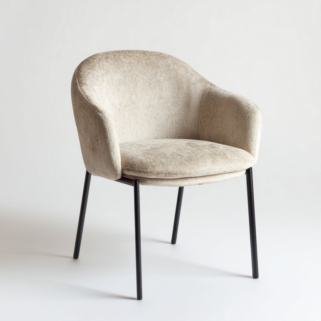 Chaise de salle à manger en tissu beige avec accoudoirs et pieds en métal noir
