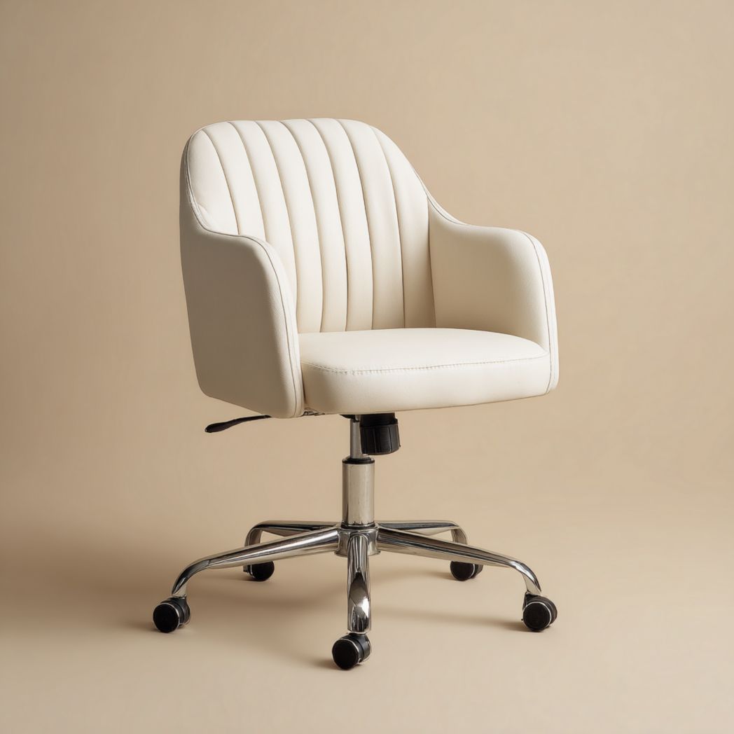 Chaise de bureau en similicuir beige à surpiqûres verticales avec base chromée réglable en hauteur