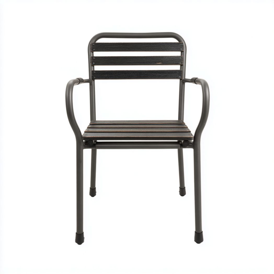 Chaise de jardin en métal noir avec lattes en bois brun foncé et accoudoirs