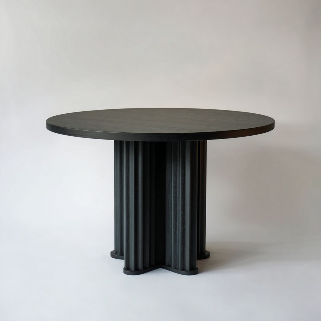 Table à manger ronde noire, piètement cannelé en bois
