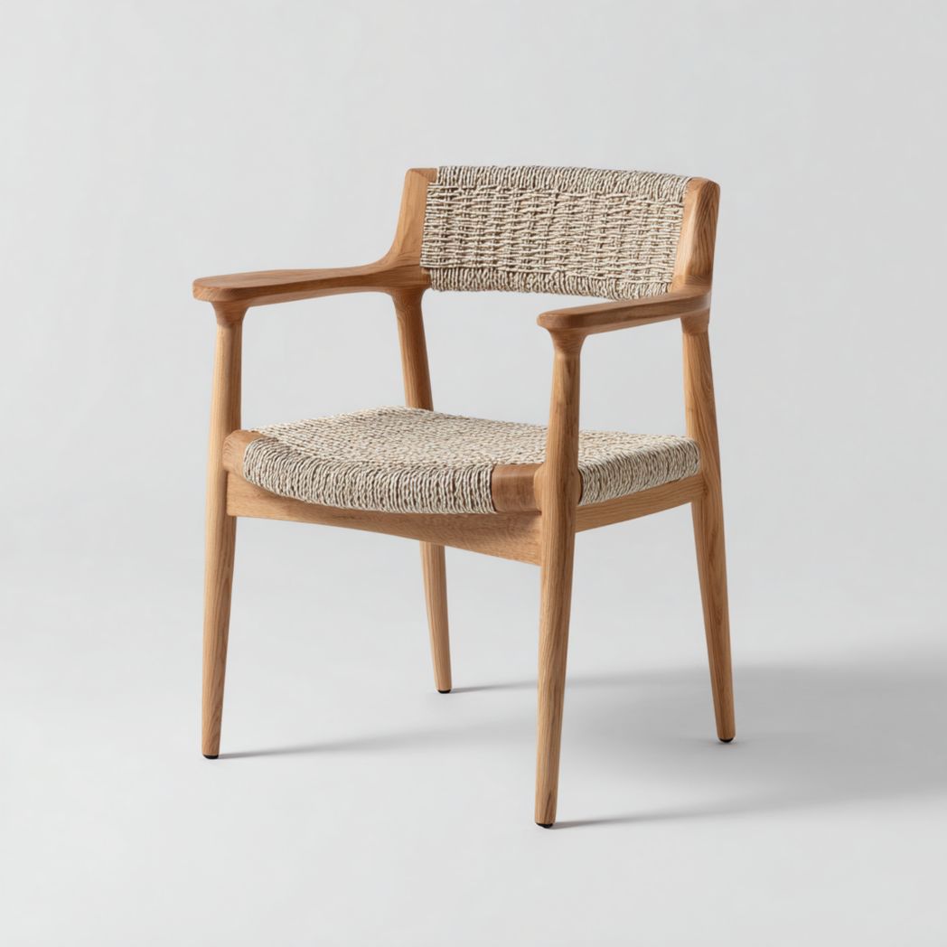 Chaise de jardin en bois brun clair avec assise tressée beige et accoudoirs