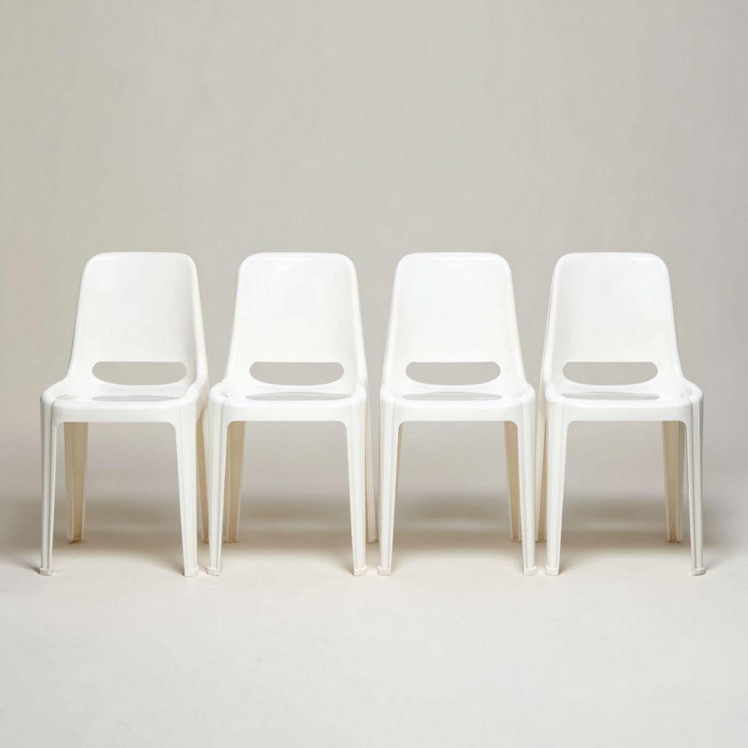 Lot de 4 chaises en plastique blanc avec dossier ajouré ovale
