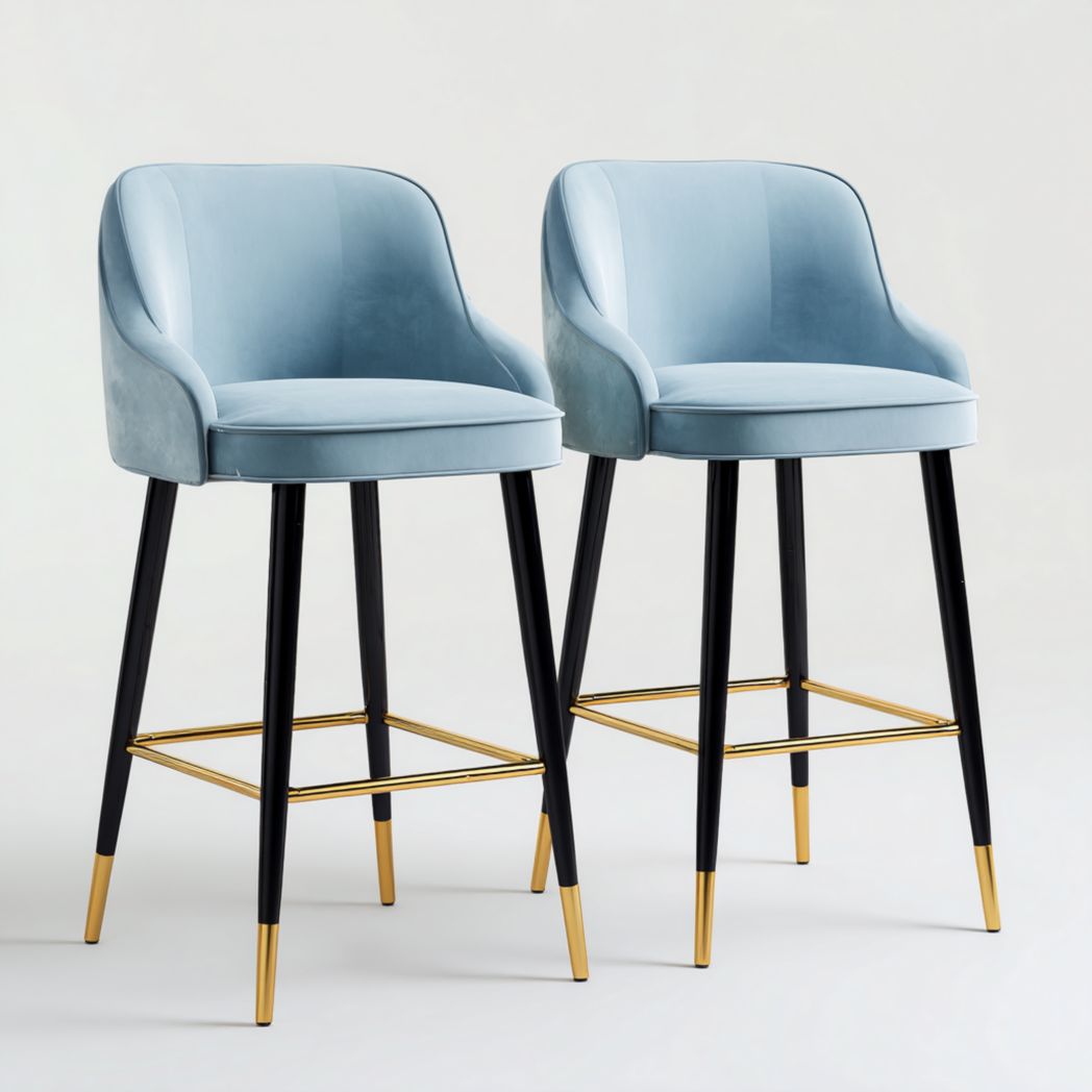 Lot de 2 tabourets de bar en velours bleu ciel, pieds métalliques noirs embouts dorés