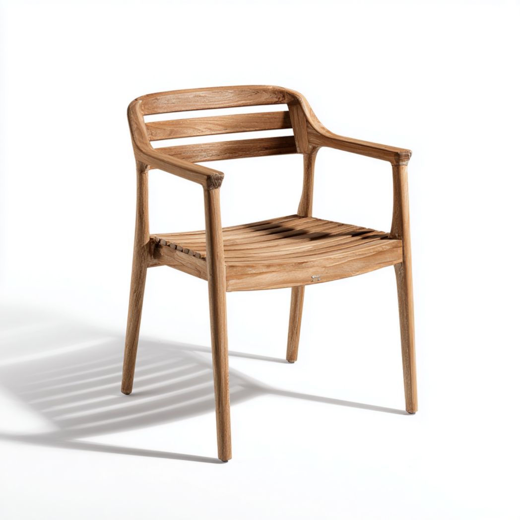 Chaise de jardin en bois clair à lattes avec accoudoirs