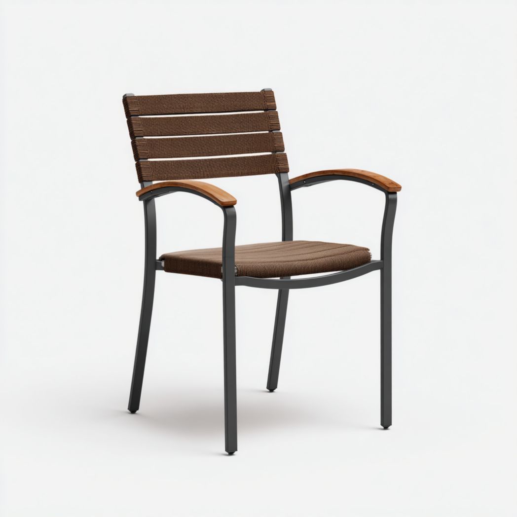 Chaise de jardin en métal gris foncé avec assise tressée brune et accoudoirs en bois clair