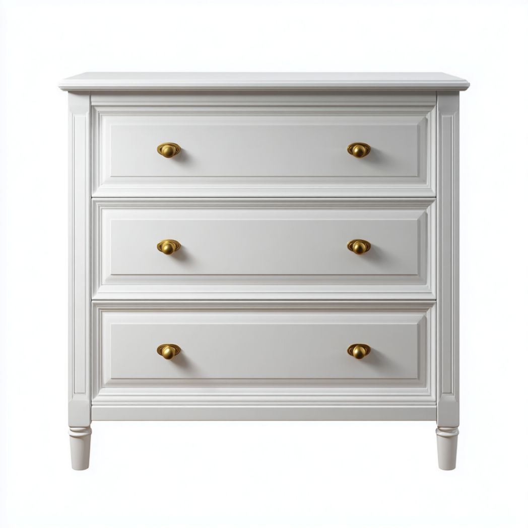 Commode en bois blanche avec trois tiroirs et poignées métalliques dorées