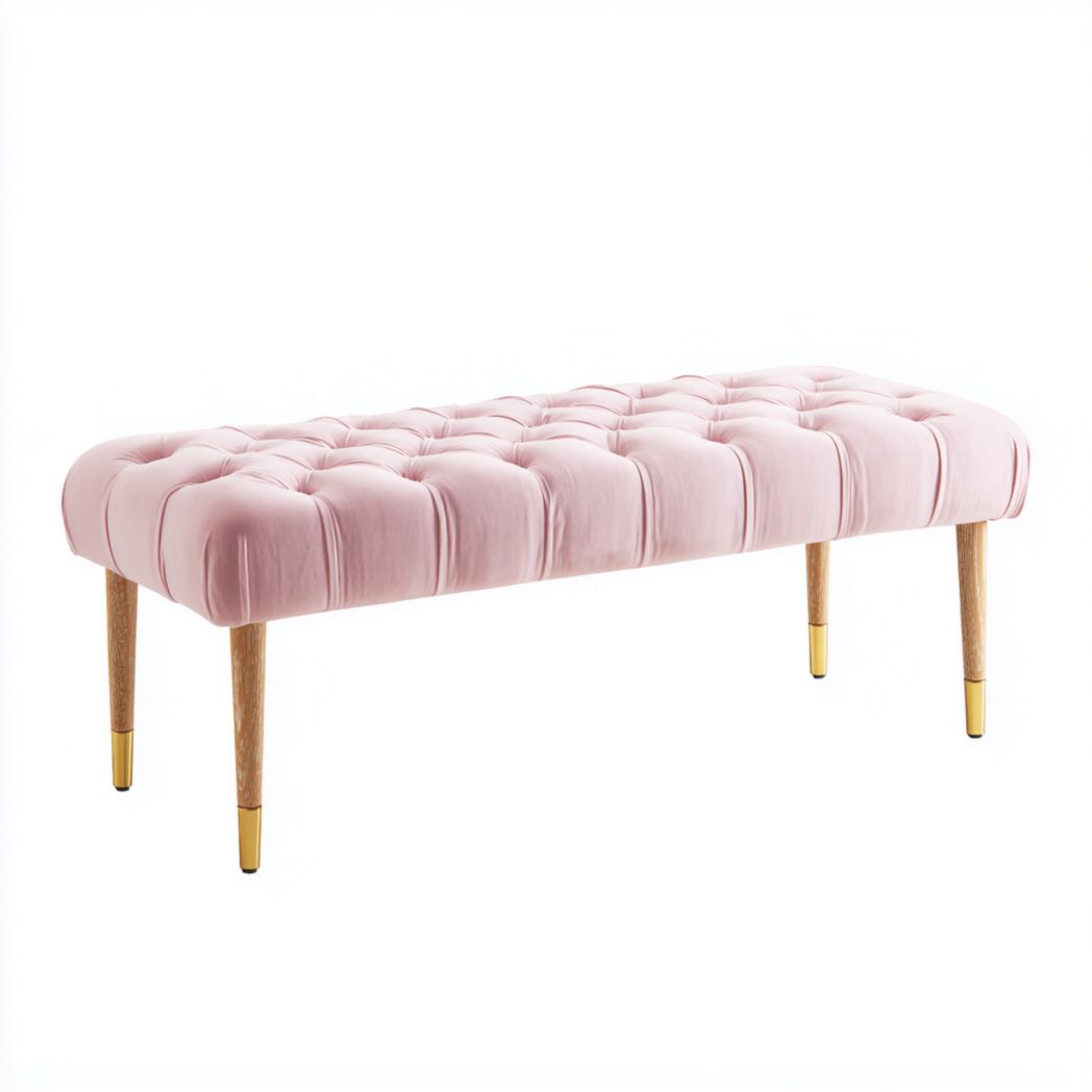 Banc de lit rose en velours avec pieds en bois et embouts métalliques dorés