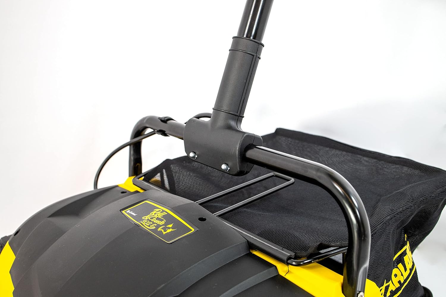 Garland Roll&Comb 502E-V19 - Peinadora/Barredora césped artificial eléctrica enchufable - 1.600 W de potencia, 15'6 kg de peso, ancho de trabajo 40 cm con altura regulable. Saco de recogida de 40 l. Apto para superficies hasta 350 m2.