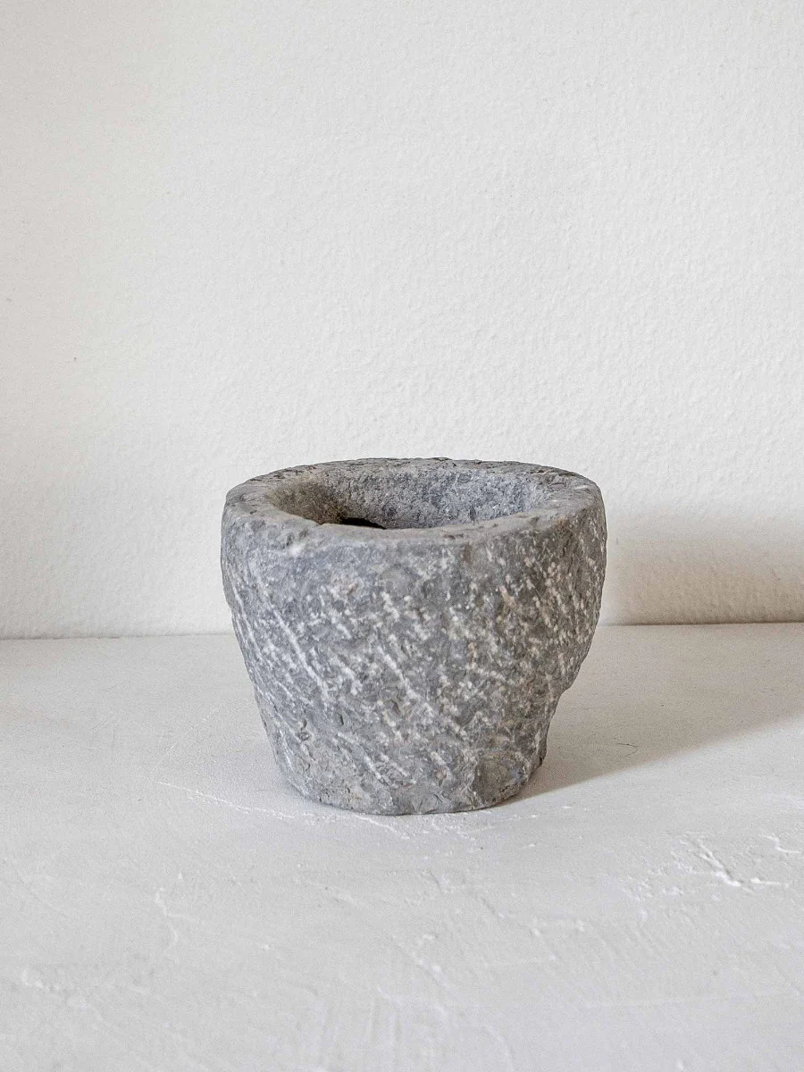 Puristischer Steinmörser