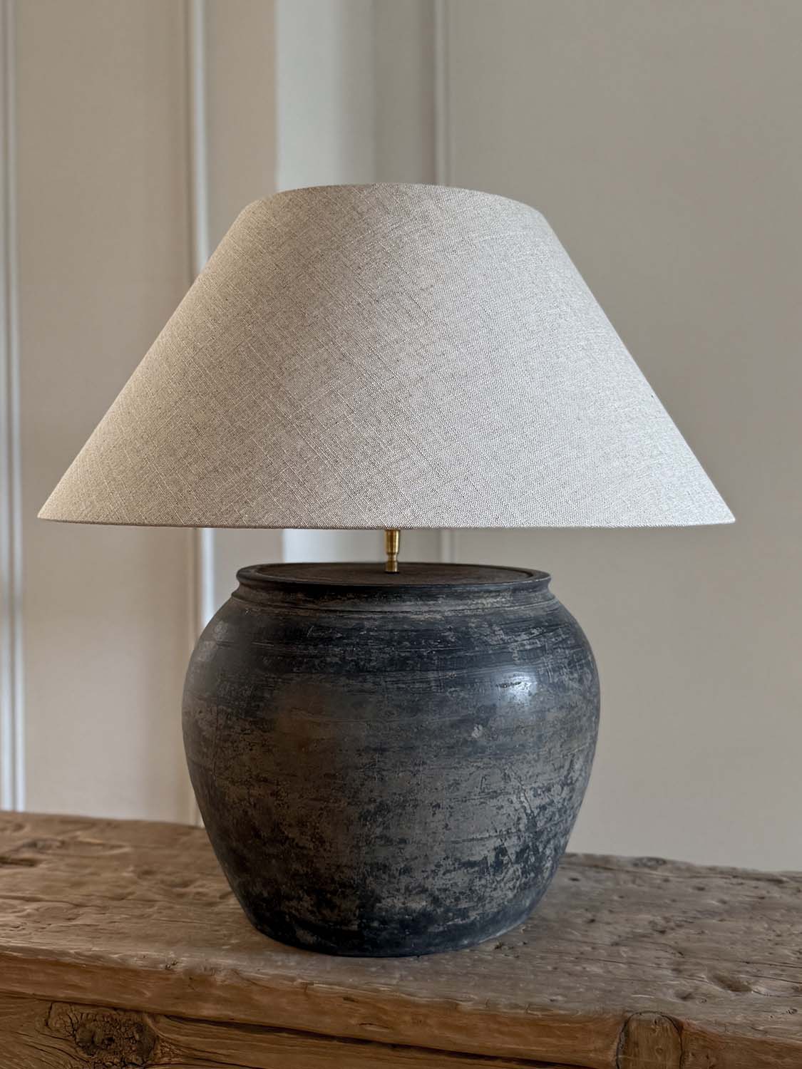 Lampe mit antikem Keramikfuß