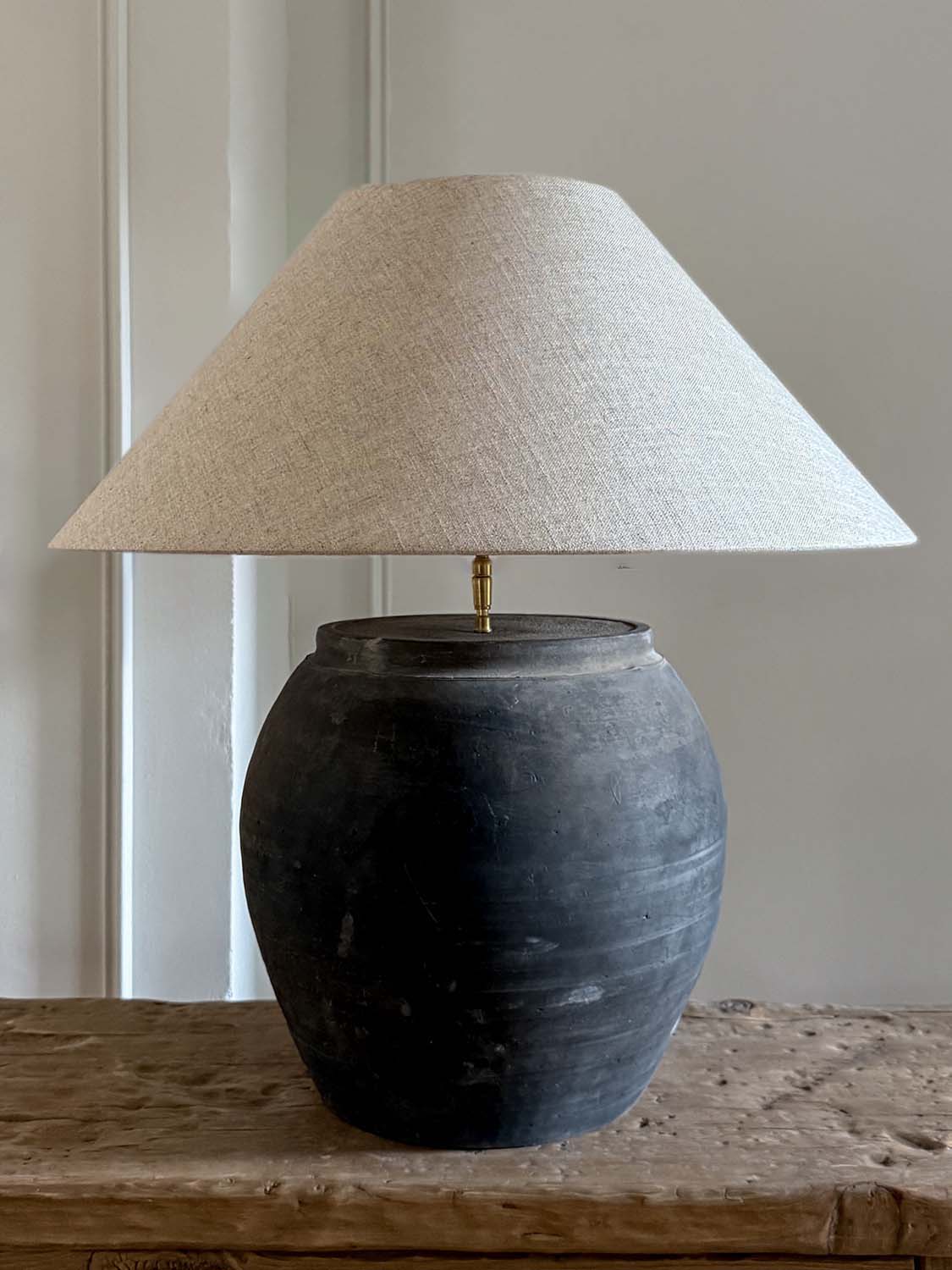 Lampe mit antikem Keramikfuß