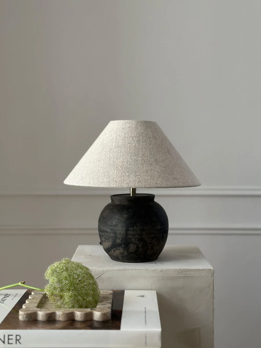 Kleine Lampe mit antikem Keramikfuß