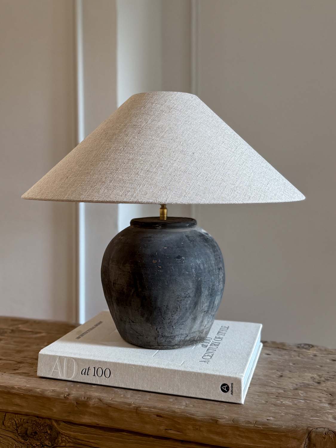 Lampe mit antikem Keramikfuß