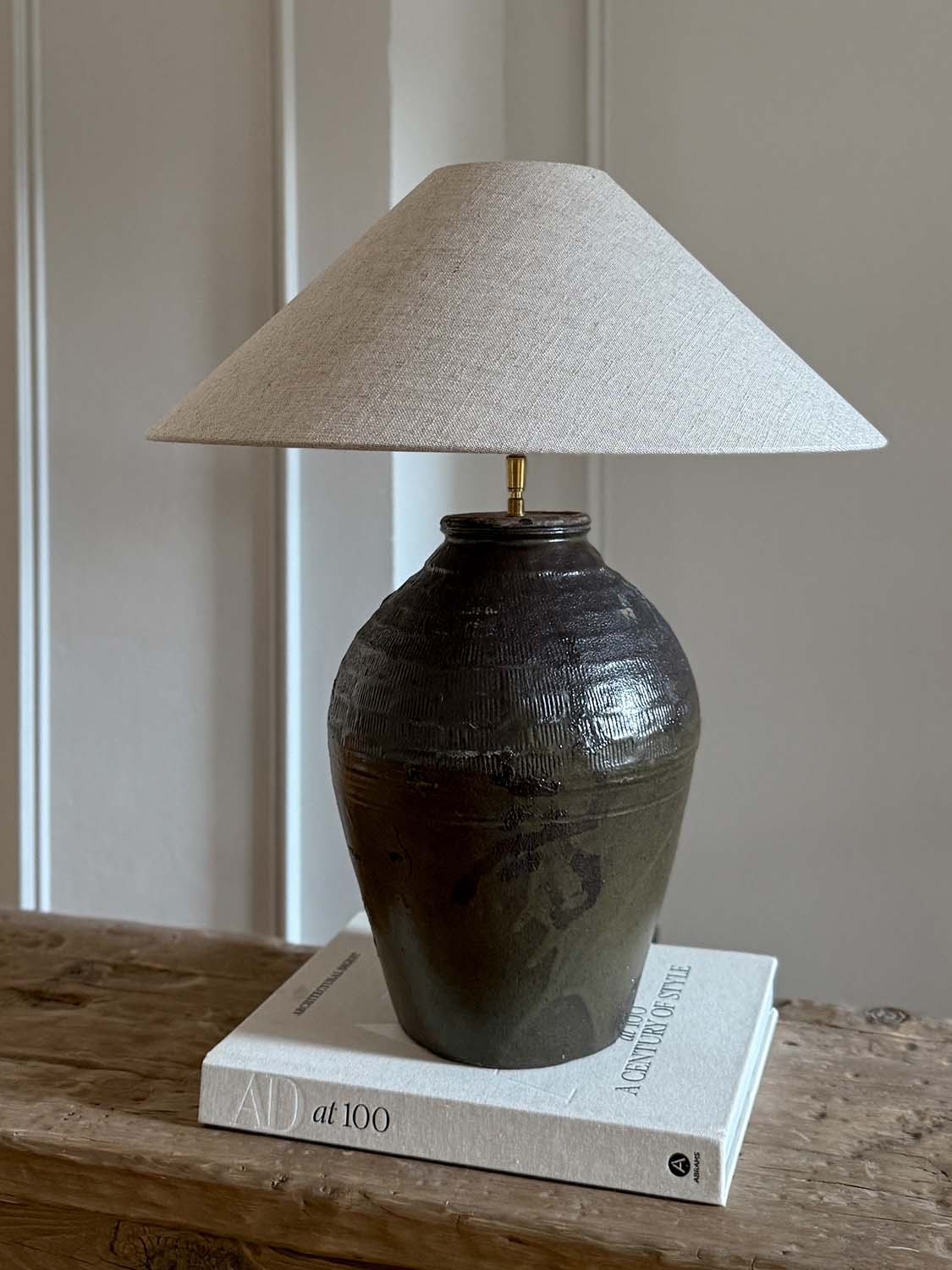 Lampe mit antikem Keramikfuß