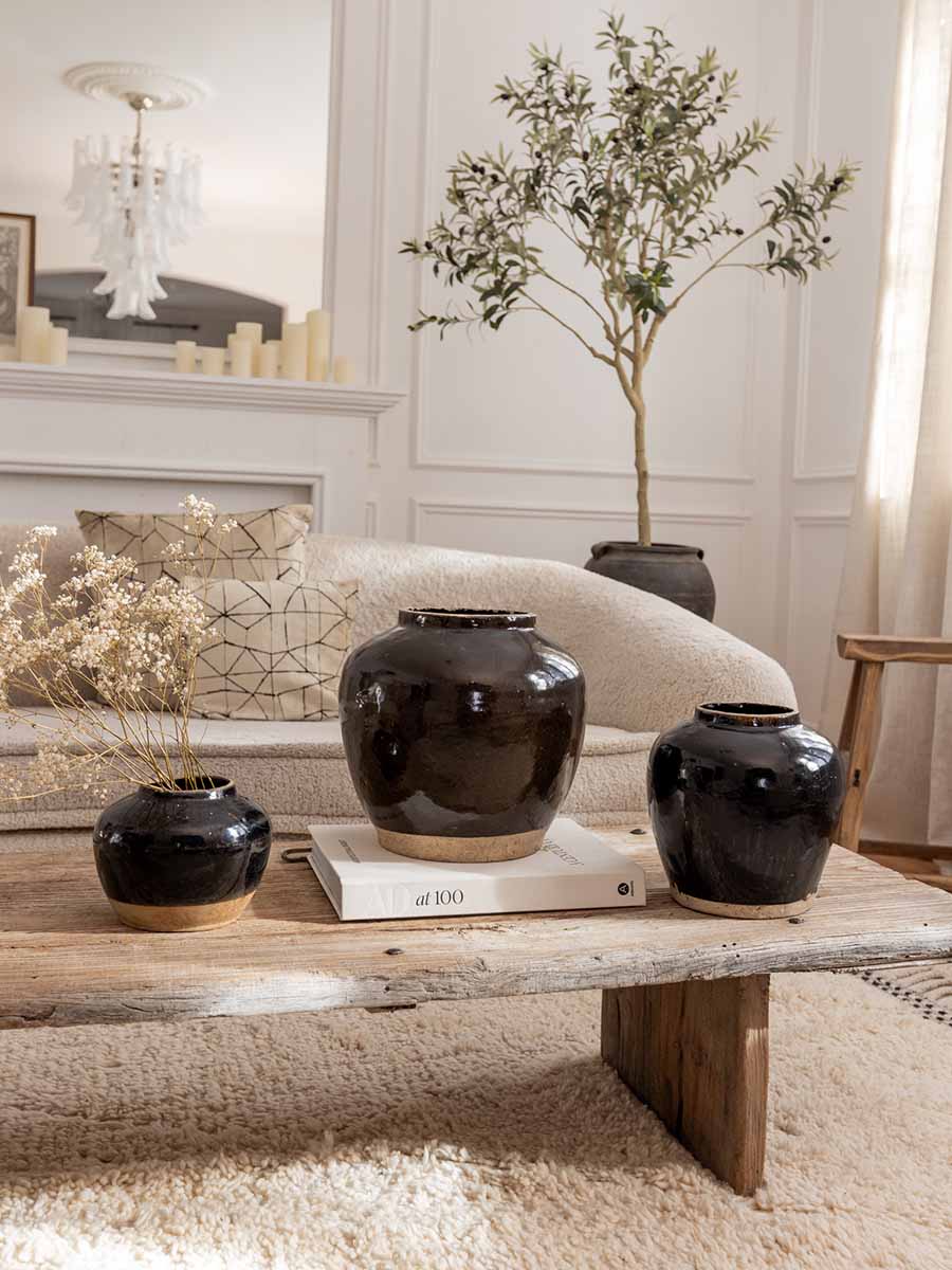 Großes antikes Tongefäß schwarz