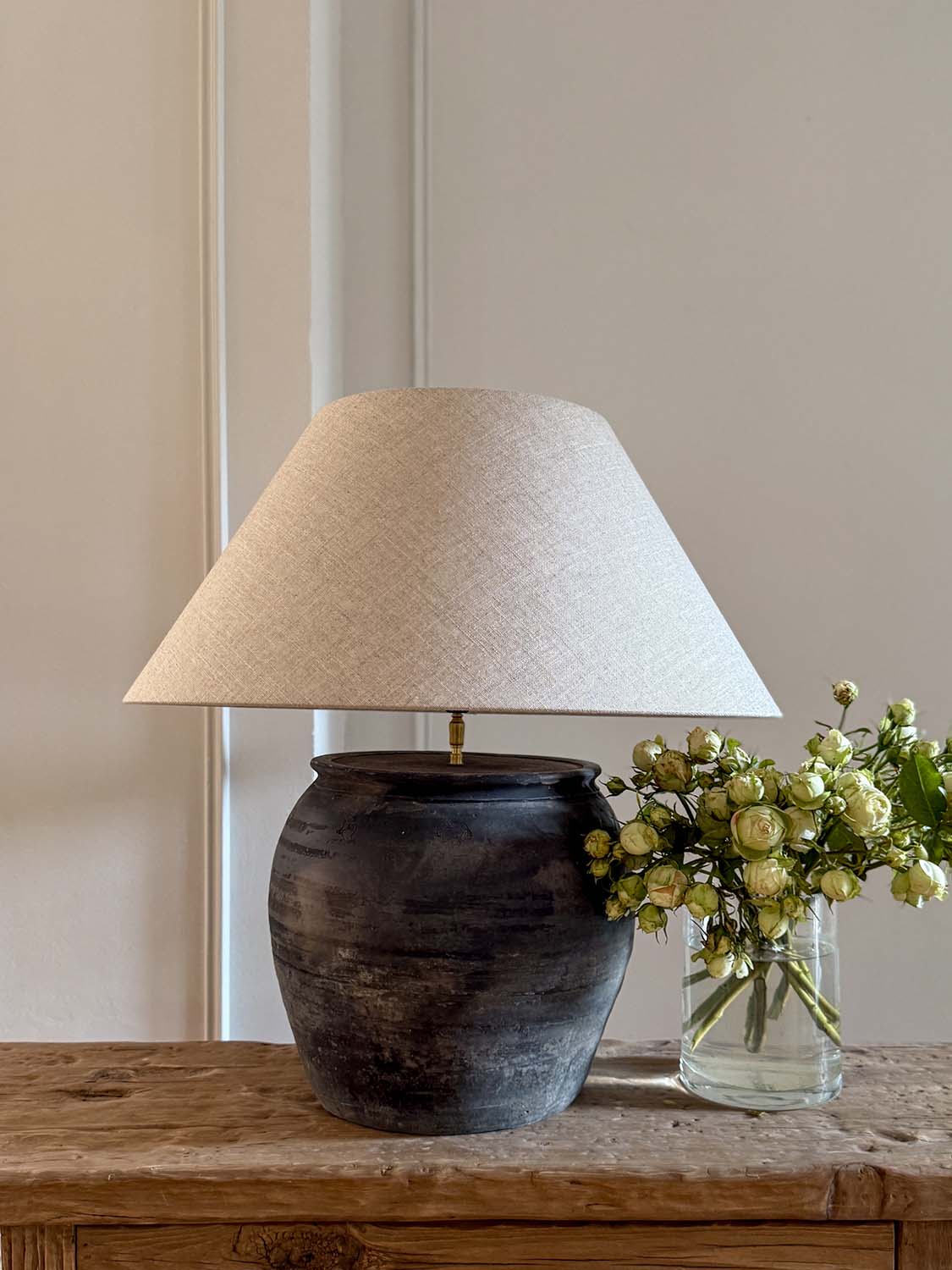 Lampe mit antikem Keramikfuß